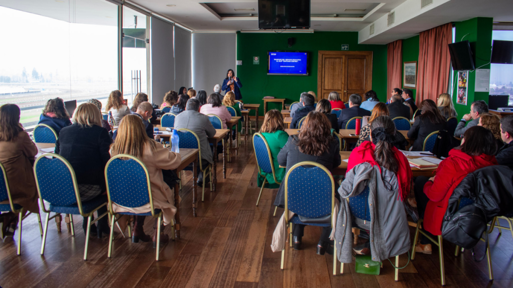 Directores de establecimientos educacionales de Santiago participan en jornada para fortalecer los procesos propios para el segundo semestre.