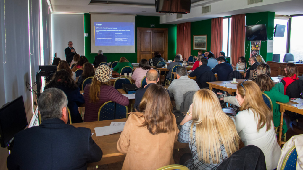Directores de establecimientos educacionales de Santiago participan en jornada para fortalecer los procesos propios para el segundo semestre.