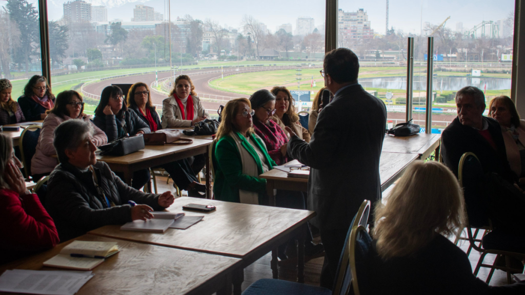 Directores de establecimientos educacionales de Santiago participan en jornada para fortalecer los procesos propios para el segundo semestre.