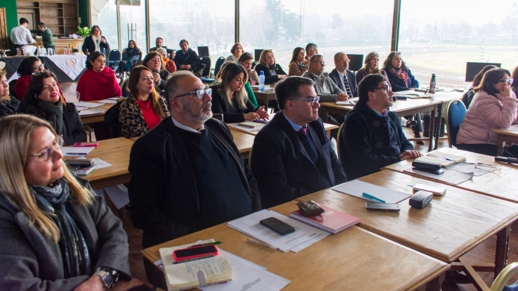 Directores de establecimientos educacionales de Santiago participan en jornada para fortalecer los procesos propios para el segundo semestre.