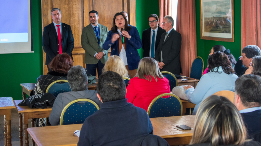 Directores de establecimientos educacionales de Santiago participan en jornada para fortalecer los procesos propios del segundo semestre