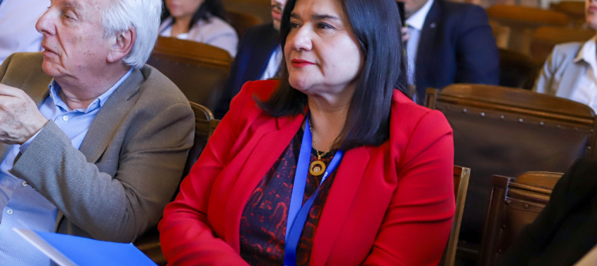 Directora de Educación Municipal, Pilar Sazo, entrega al concejo el PADEM 2026.