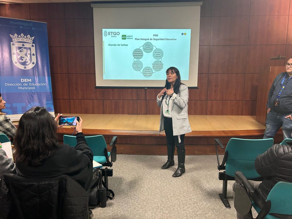DEM convoca a jornada de prevención y gestión de emergencias para directores de establecimientos de Santiago