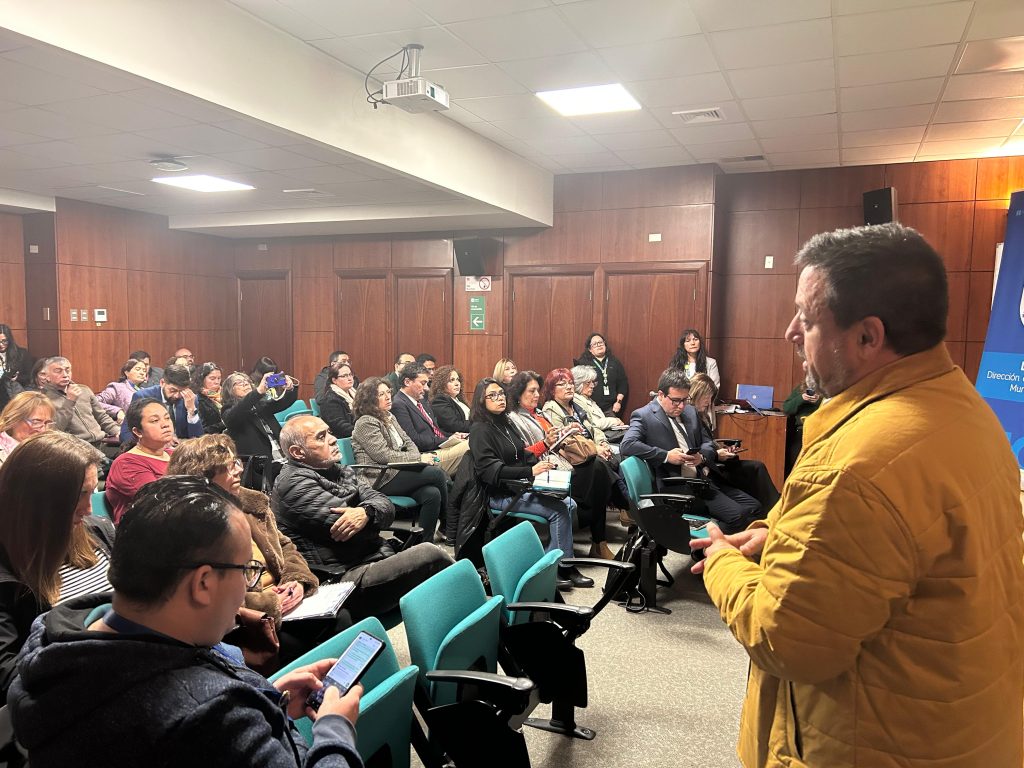 DEM convoca a jornada de prevención y gestión de emergencias para directores de establecimientos de Santiago