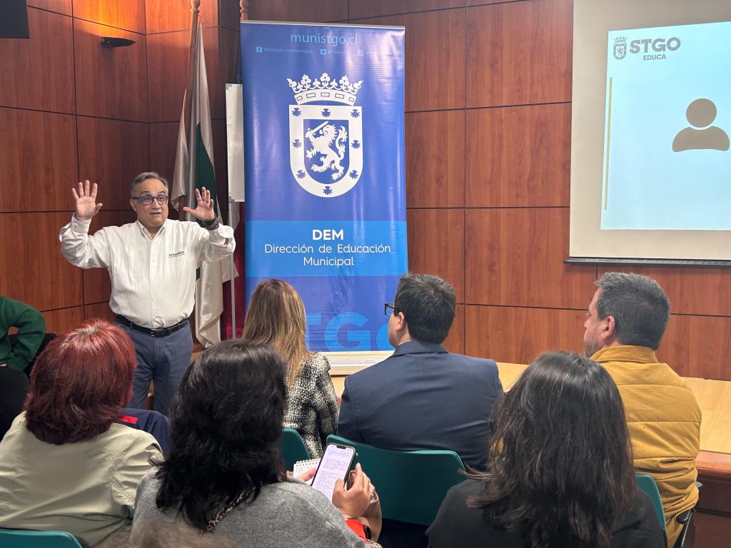 DEM convoca a jornada de prevención y gestión de emergencias para directores de establecimientos de Santiago
